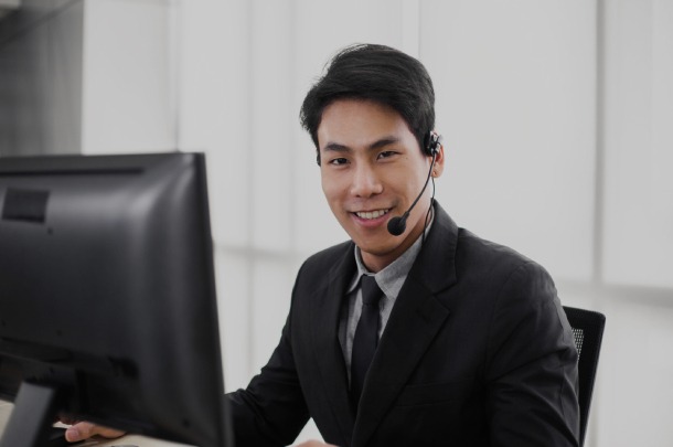 driver-support-specialist (1) A virtual financial outsourcing services assistant works on his laptop.
